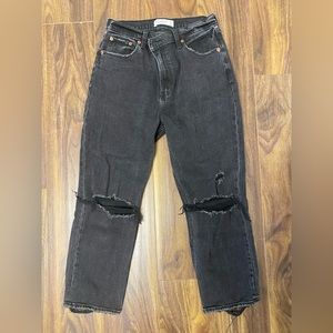 Abercrombie Ultra High Rise Ankle Straight distressed black 28